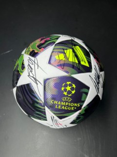 Champions-League-Ball Von den Spielern von Galatasaray signierter UCL-Ball