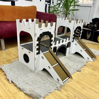 Katzenburg Kaninchenburg innen aus Holz mit Holzbrücke – Katzenburg im