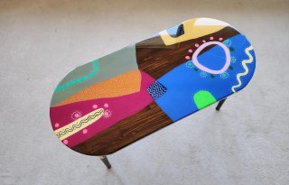 Abstrakter Pop-Art Handgefertigter Bunter Epoxid-Couchtisch