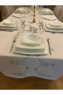 Grau bestickte, pflegeleichte Tischdecke in gebrochenem Weiß