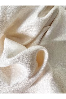Große, runde Tischdecke in Beige – ein für Veranstaltungen geeignetes Heimtextilien-Produkt.