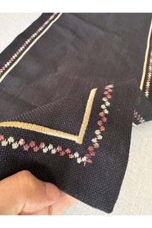 Schwarze Tischdecke mit Stickerei und goldener Piko-Detailierung in Leinenoptik - Sondermaßfertigung