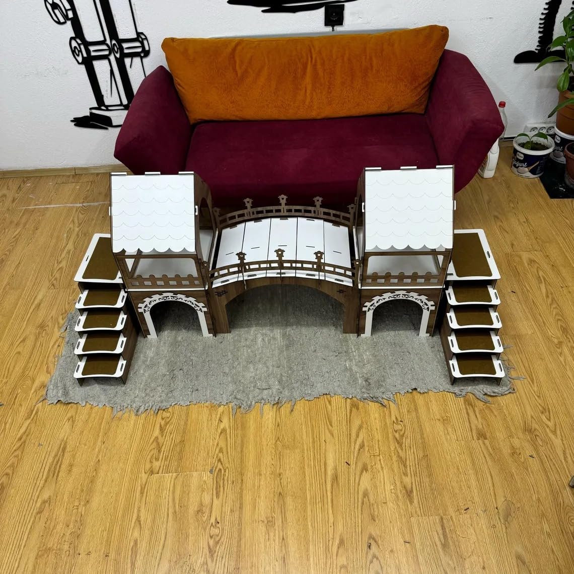 2-stöckiges Kaninchenschloss mit Holzbrücke – Großes Doppel-Turm Kaninchenhaus für bis zu 4 Kaninchen – Handgefertigtes Holzhaus mit rutschfesten Stufen & Luftzirkulation (Eiche-weiß, N) – Bild 3