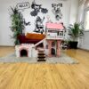 Dach‑Triplex Kaninchenhaus „Bunny Castle“ – Großes 3‑stöckiges Hasenschloss mit Terrasse & Holzbrücke – Für bis zu 4 Kaninchen (bis 10 kg), inkl. waschbaren Welsoft‑Kissen (weiß-rosa, N)